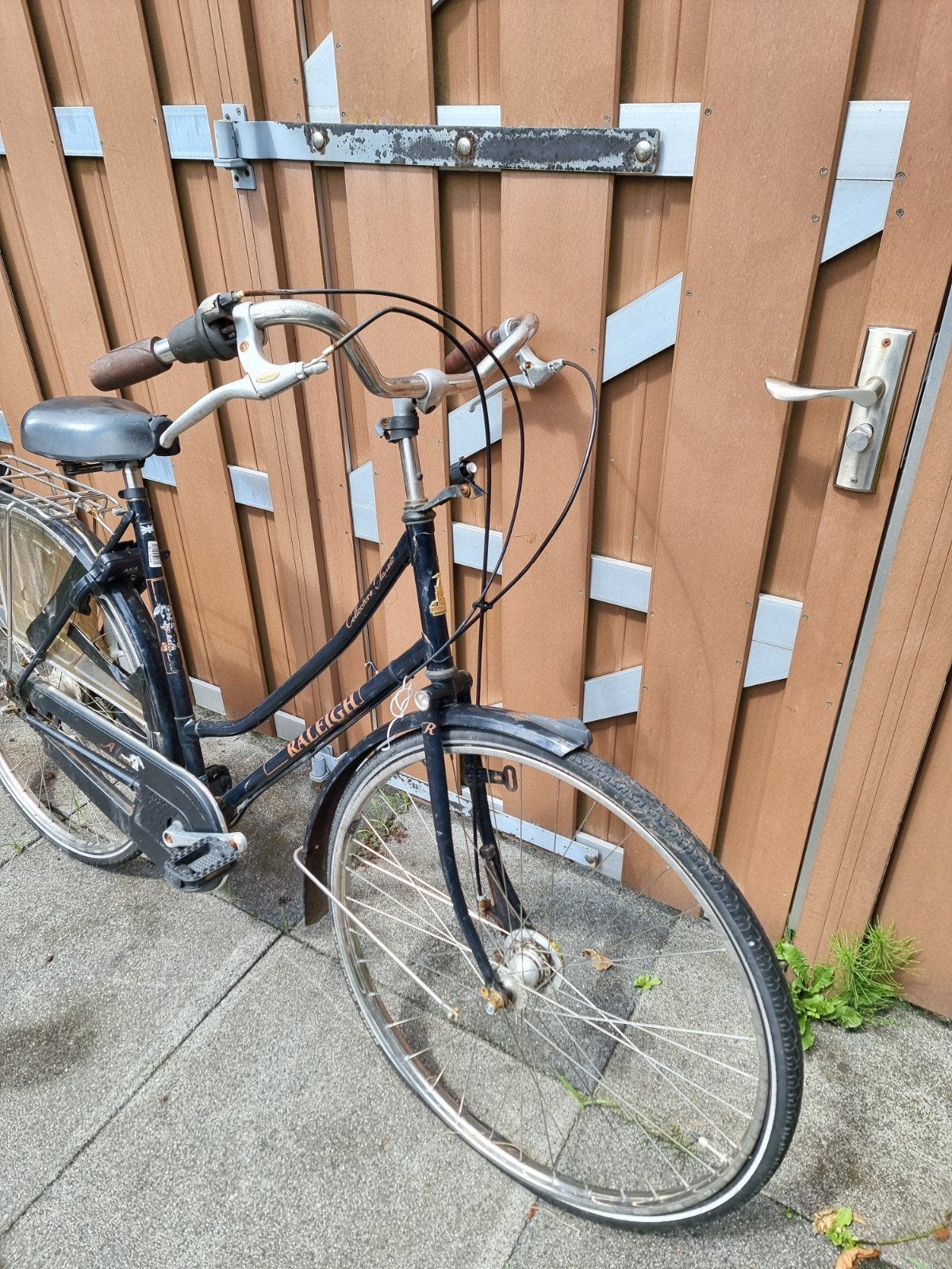 2 opknapfietsen: Gazelle en Raleigh damesfietsen, Ophalen