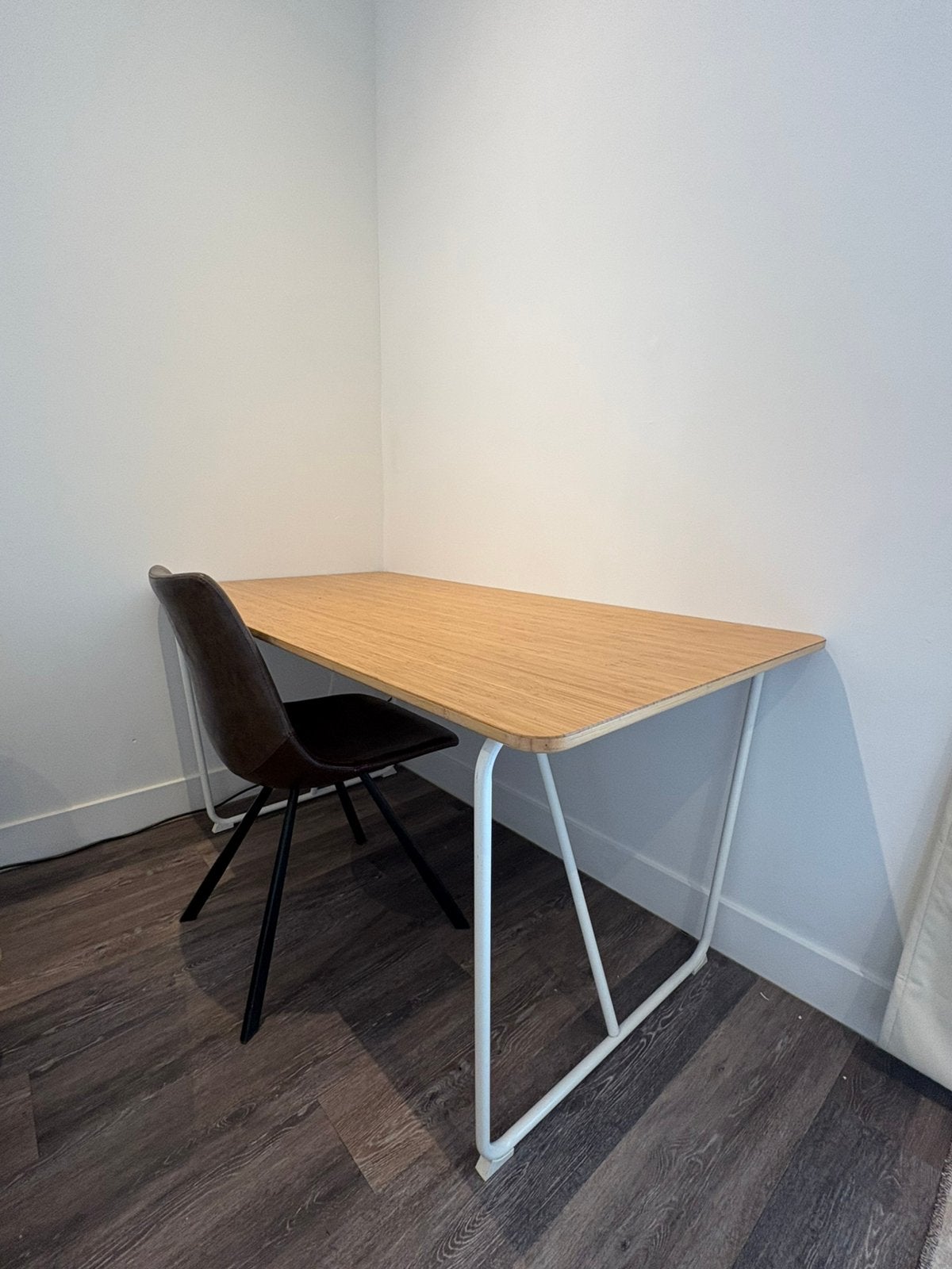 Bureau 150 cm houtlook blad & wit metalen frame, Ophalen, Gebruikt