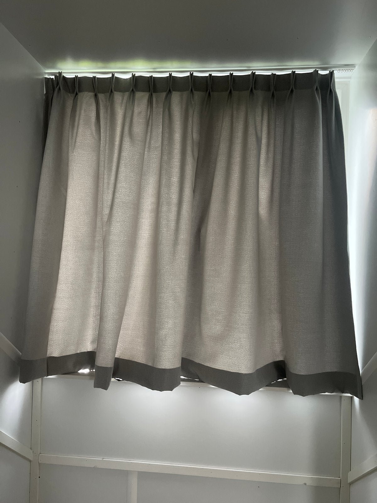 Gordijn 155x155 cm met rails - Zo goed als nieuw, Huis en Inrichting, Ophalen, Inclusief montageonderdelen, Zo goed als nieuw