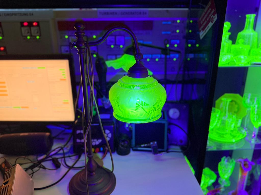 uraniumglas bureaulamp / tafellamp op messing voet, Ophalen