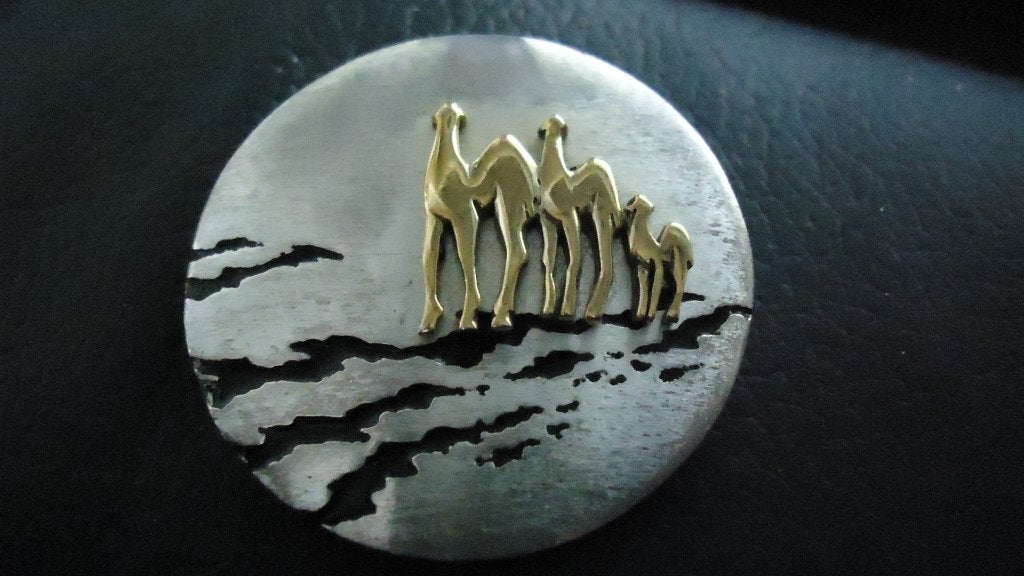 Zilver broche met dromedarissen als goud accenten, 4 tot 7 cm, Ophalen of Verzenden, Zo goed als nieuw, Goud