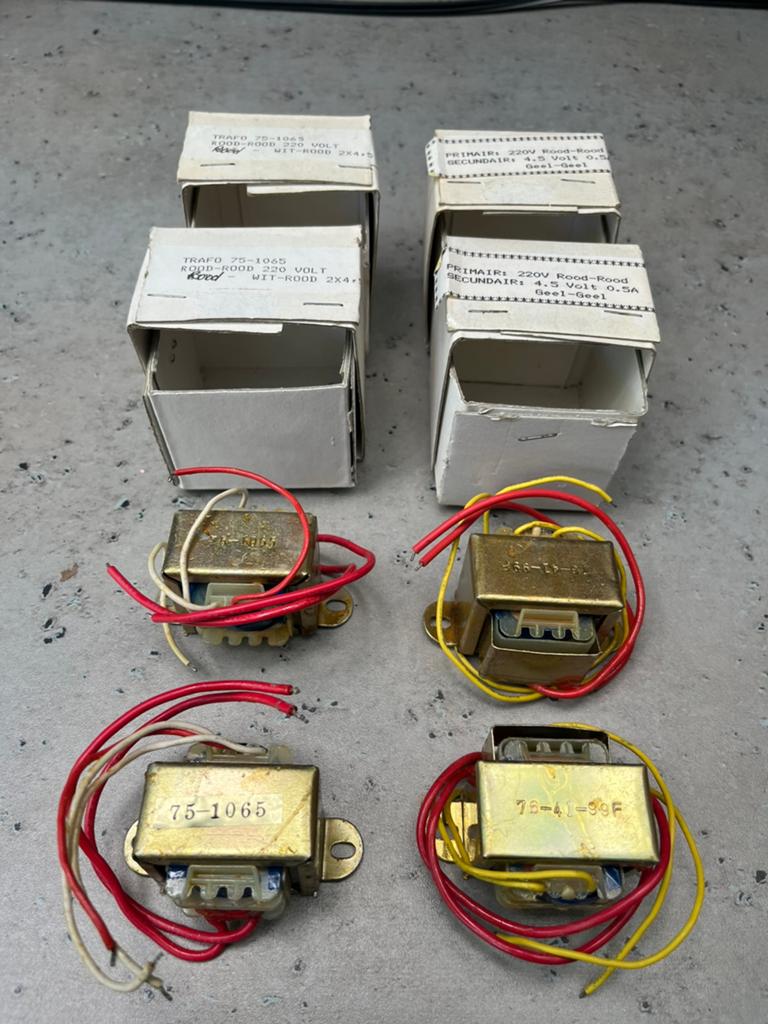 4 kleine Trafo  220v / 0,5A, G, G, G, Nieuw