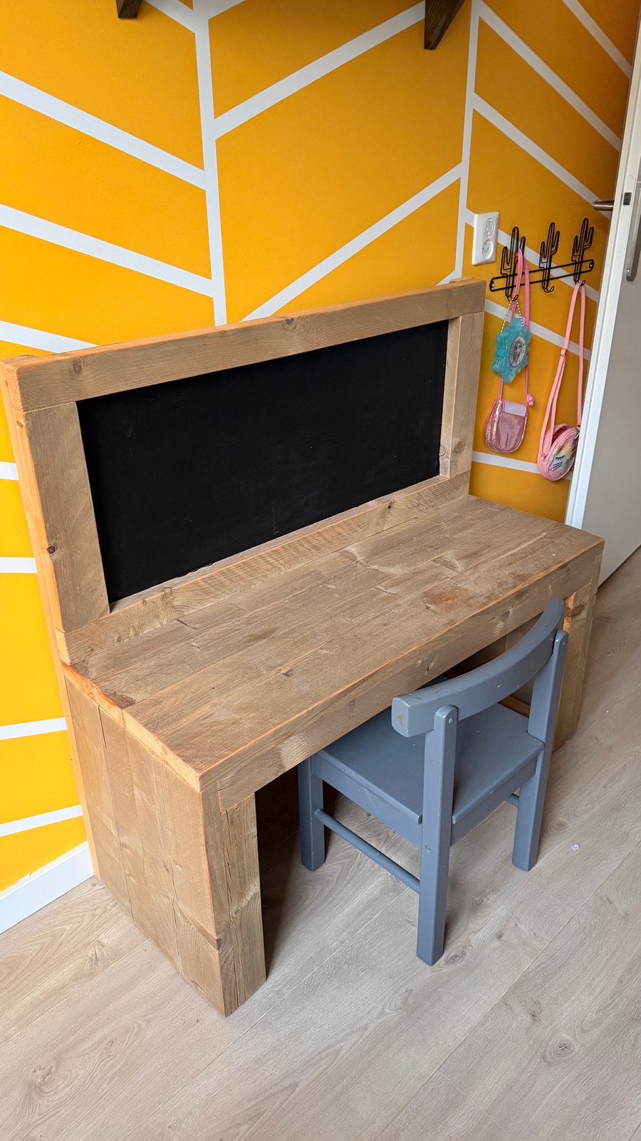 Kinderbureau met krijtbord en stoeltje, Ophalen, Zo goed als nieuw, Tafel(s) en Stoel(en)