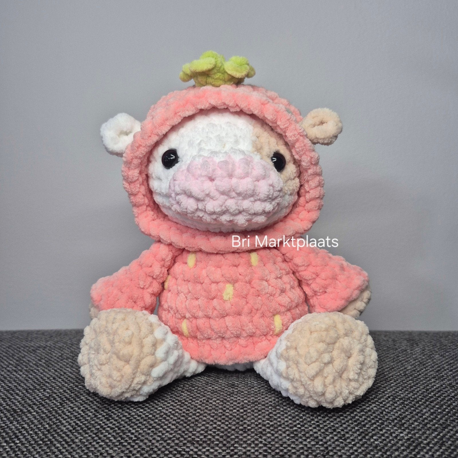 Gehaakte koe in aardbei trui, decoratie, cadeau, verzamelen, Ophalen of Verzenden, Nieuw, Haken