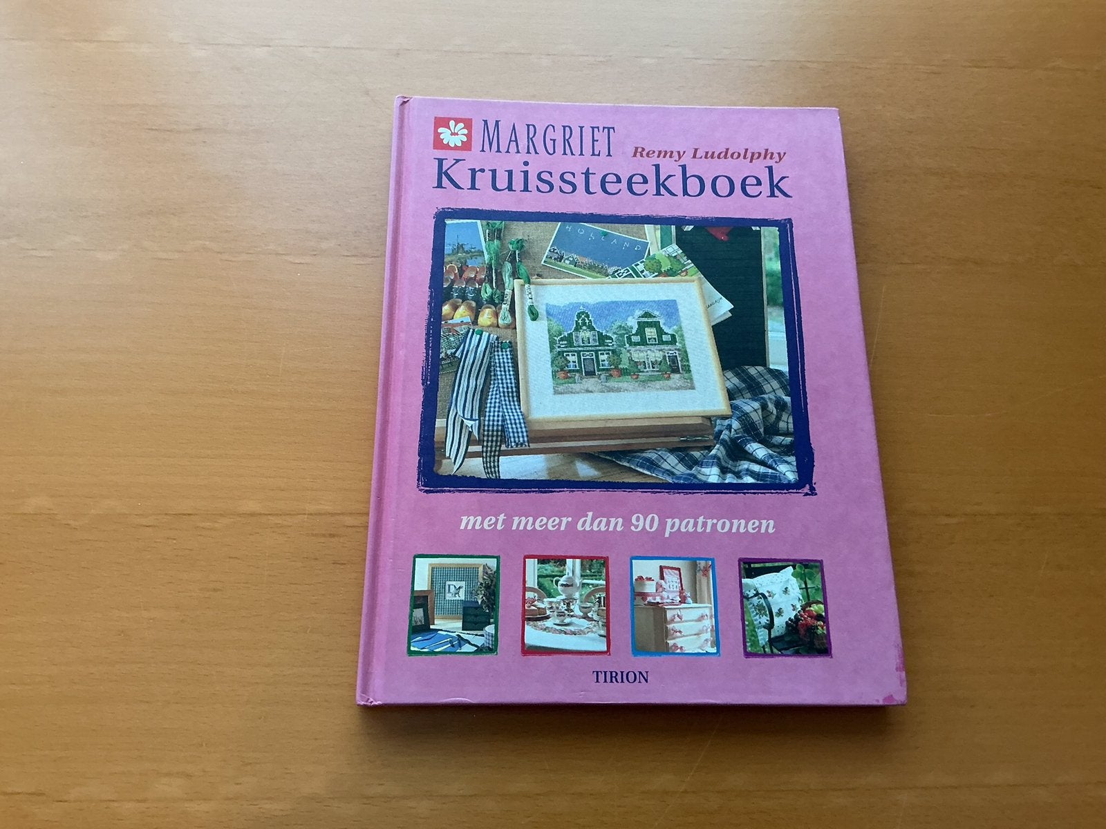 Margriet borduurboek, Hobby en Vrije tijd, Borduren en Borduurmachines, Ophalen of Verzenden, Gebruikt