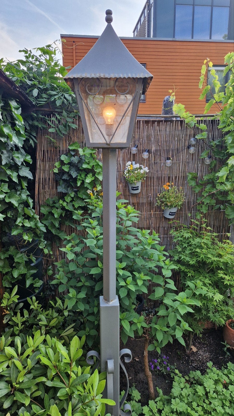 Handgemaakte gietijzeren tuinlantaarn, Tuin en Terras, Ophalen, Gebruikt, Staande lamp, Netvoeding