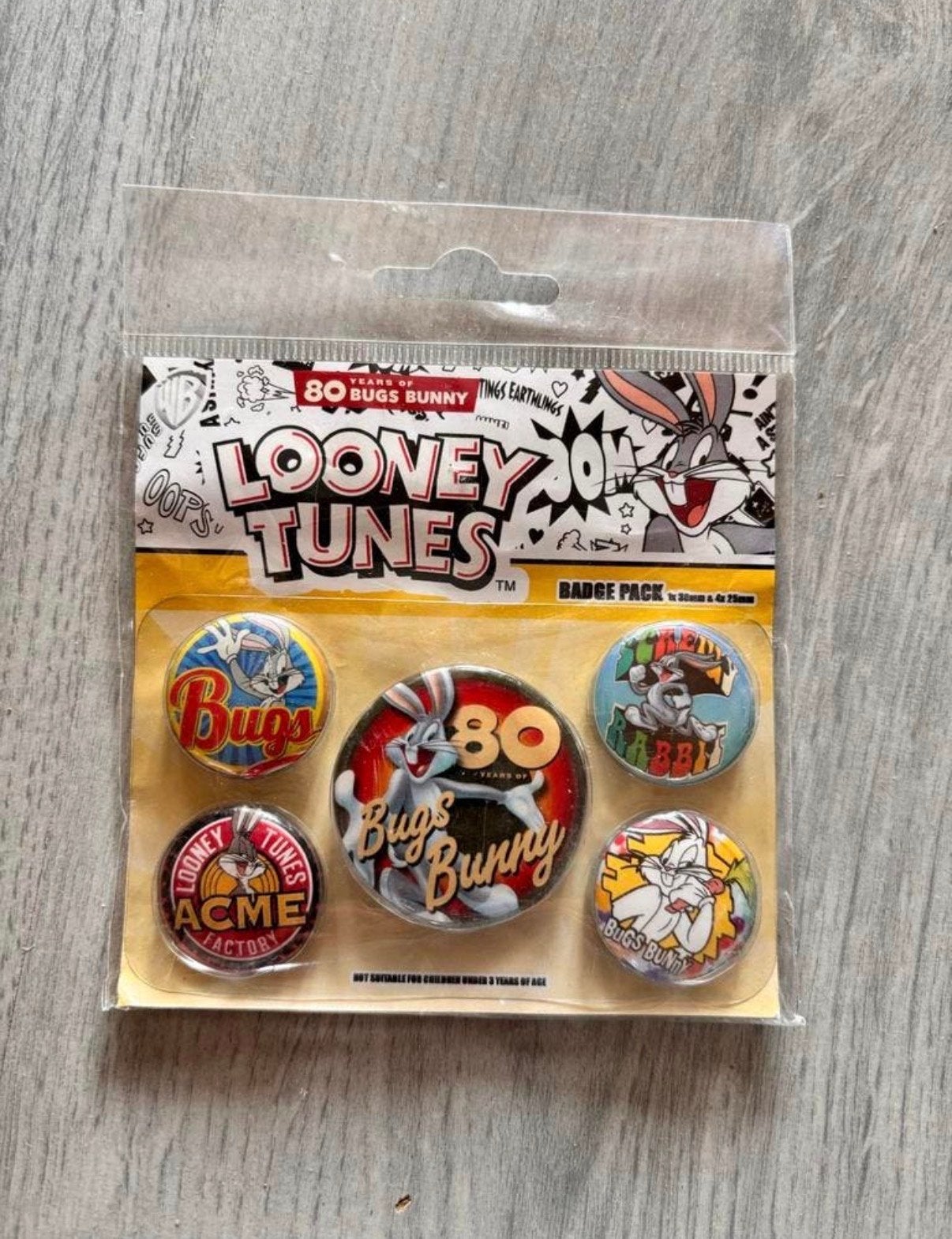 Looney Tunes Bugs Bunny 80 jaar button pins set, Verzamelen, Speldjes, Pins en Buttons, Ophalen of Verzenden, Nieuw, Figuurtje