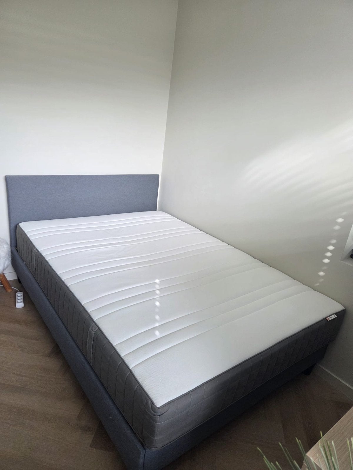 IKEA SÄBÖVIK Boxspring + matras, grijs, 140x200 cm, Ophalen, Tweepersoons, 140 cm, Zo goed als nieuw