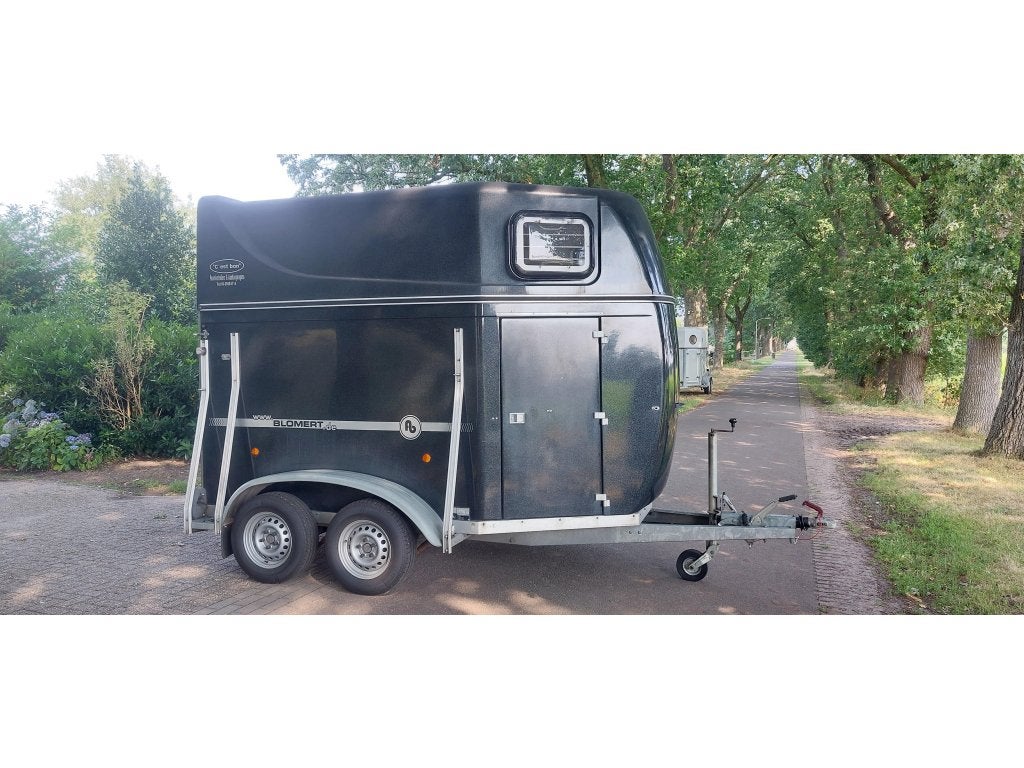Blomert 2 paards met zadelkamer, Dieren en Toebehoren, Gebruikt, Polyester, 2-paards trailer