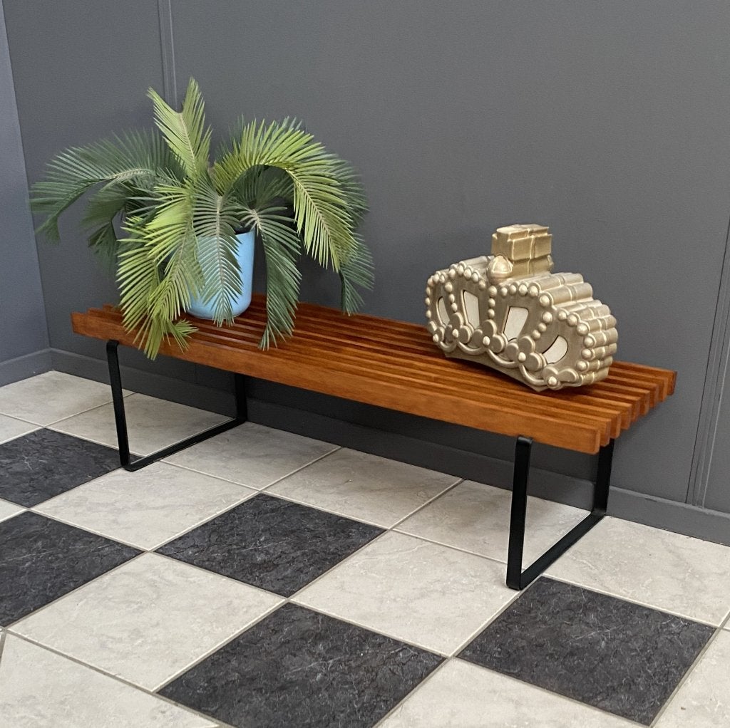 60 Jaren teak hout latten bank zwart stalen doorlopend frame, Ophalen, Gebruikt, Hout, Vintage