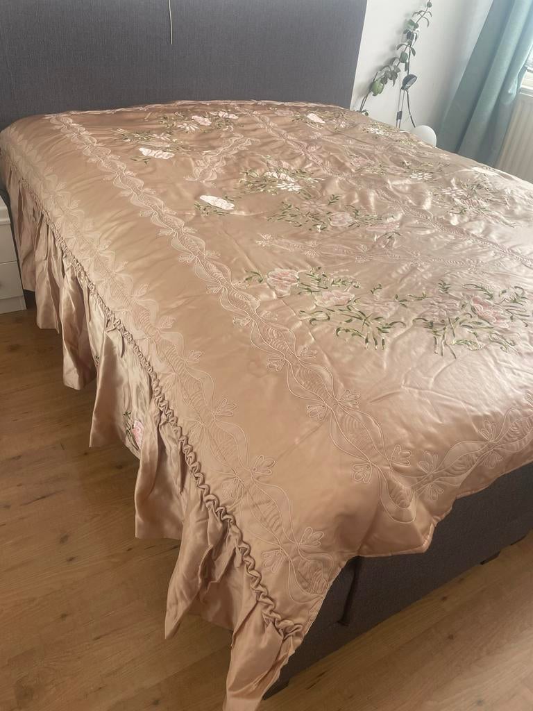 Prachtige Vintage Satijnen bedsprei met geborduurde bloemen., Beige, Tweepersoons, Ophalen of Verzenden, Deken of Dekbed