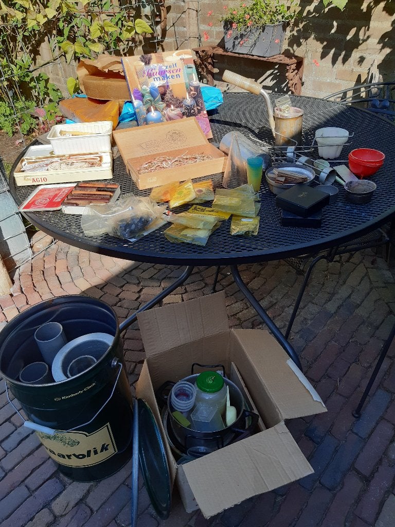 zelf kaarsen maken, heel veel kaarsvet en lonten, Ophalen, Gebruikt, Overige thema's, Meerkleurig