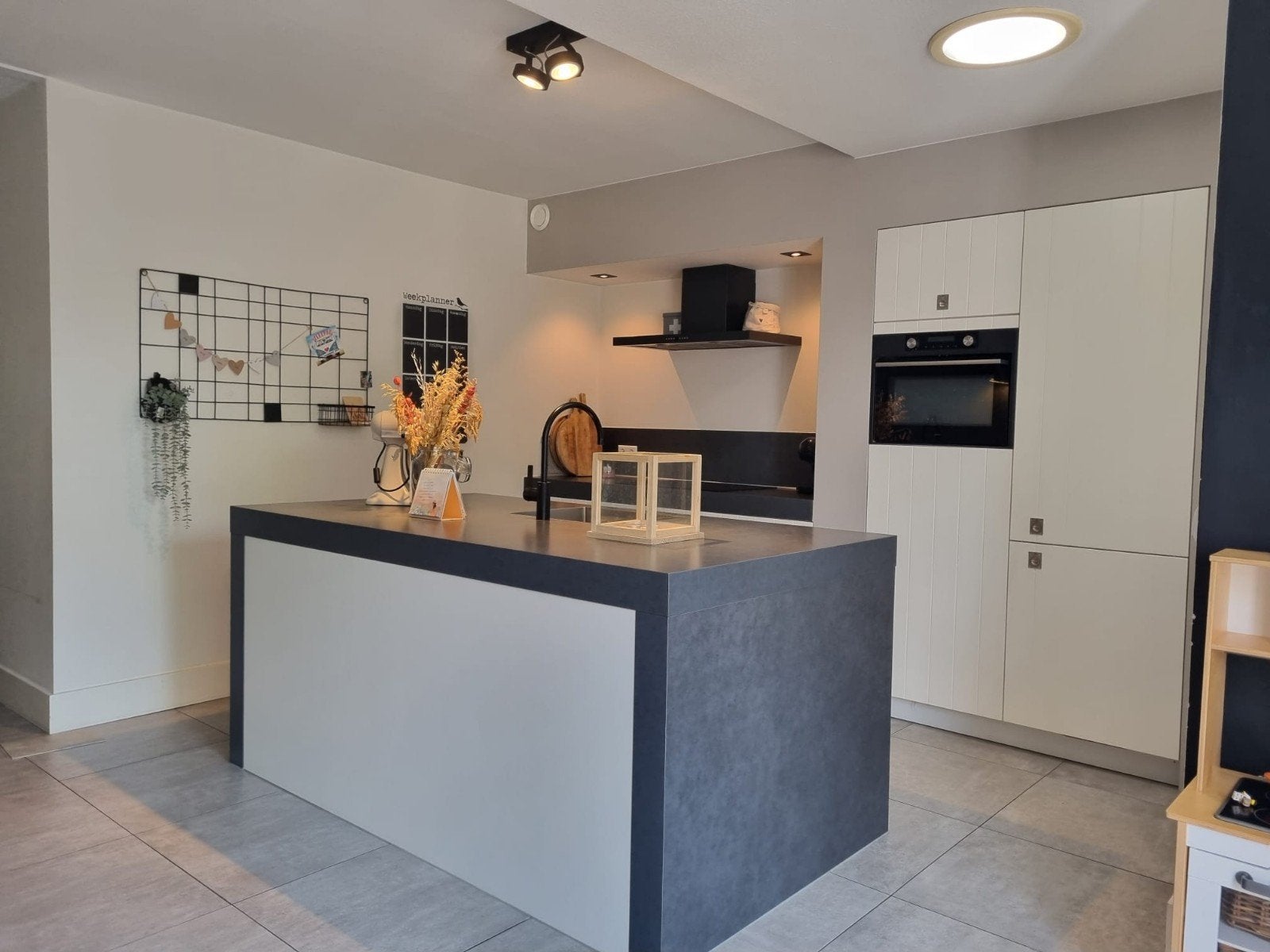 Moderne keuken met kookeiland en inbouwapparatuur, Ophalen, Gebruikt, Wit, Enkelwandige keuken