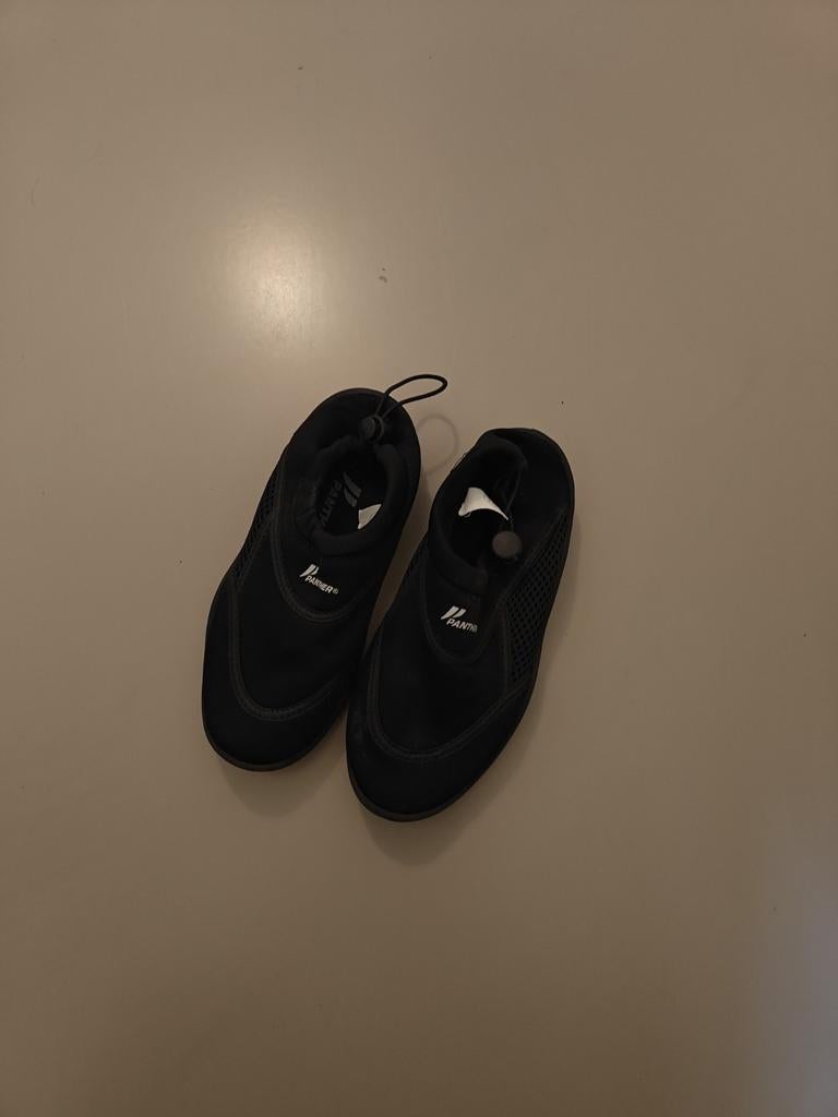 Zwarte waterschoenen - Maat 33, Kinderen en Baby's, Kinderkleding | Schoenen en Sokken, Gebruikt, Ophalen of Verzenden, Jongen of Meisje