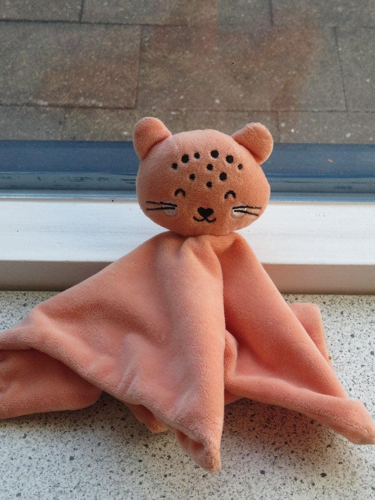 Knuffeldoek poes of kat van Kruidvat zalmroze velours, Ophalen of Verzenden, Zo goed als nieuw, Wasbaar, Kat