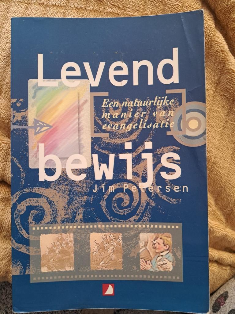 J. Petersen - Levend bewijs, Ophalen of Verzenden, Gelezen, J. Petersen