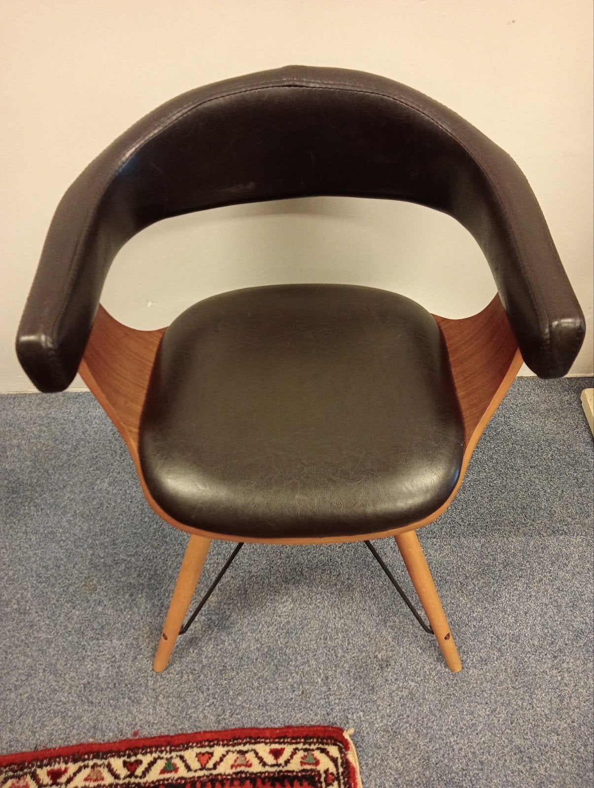Stijlvolle fauteuil met houten frame en leren bekleding, Modern, Klassiek, Gebruikt, Bruin, Onbekend