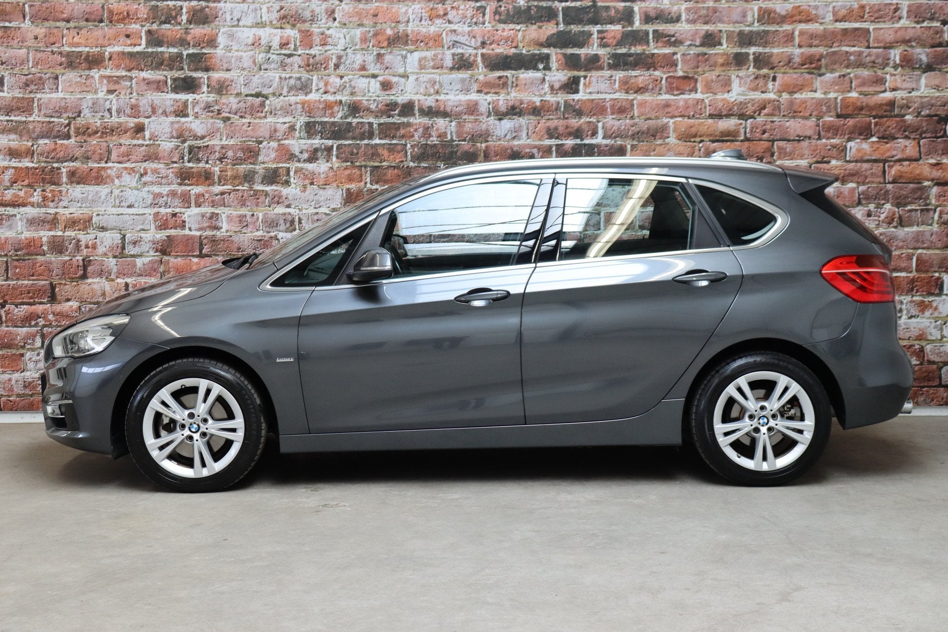 BMW 2 Serie Active Tourer 220i High Executive Luxury Line Au, Auto's, 730 kg, Gebruikt, 1405 kg, Zilver of Grijs