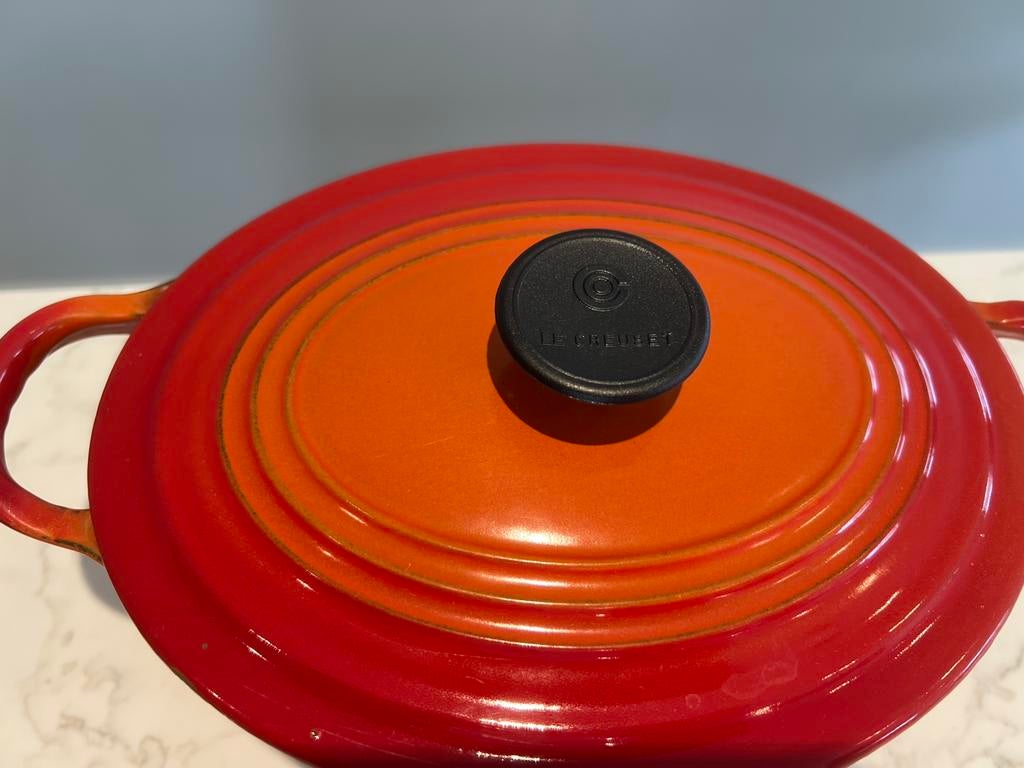 Vintage Le Creuset braadpan 22 cm ovaal Volcanic, Gebruikt, Gietijzer, Ophalen of Verzenden, Keramische plaat