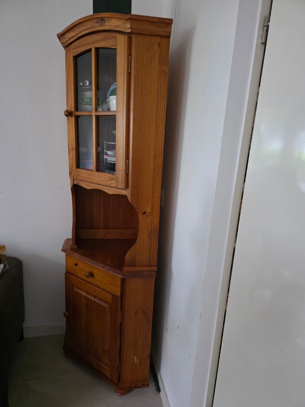 Massief houten hoekkast met vitrine en lade, Ophalen, Gebruikt