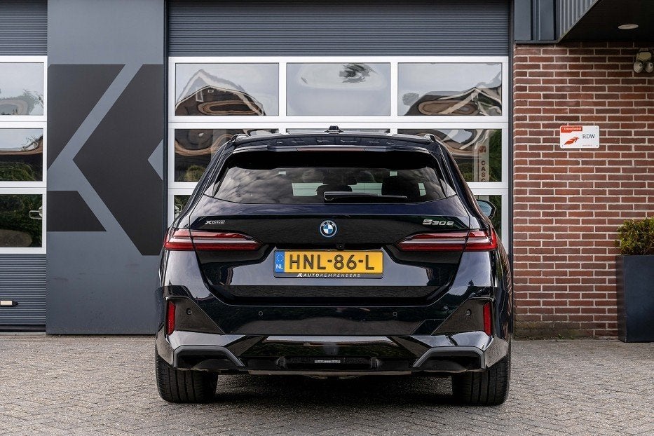 BMW 5 Serie 530 BMW 530e xDrive Touring M Sport Pro | Panora, Auto's, Automaat, Gebruikt, 4 cilinders, 2000 kg