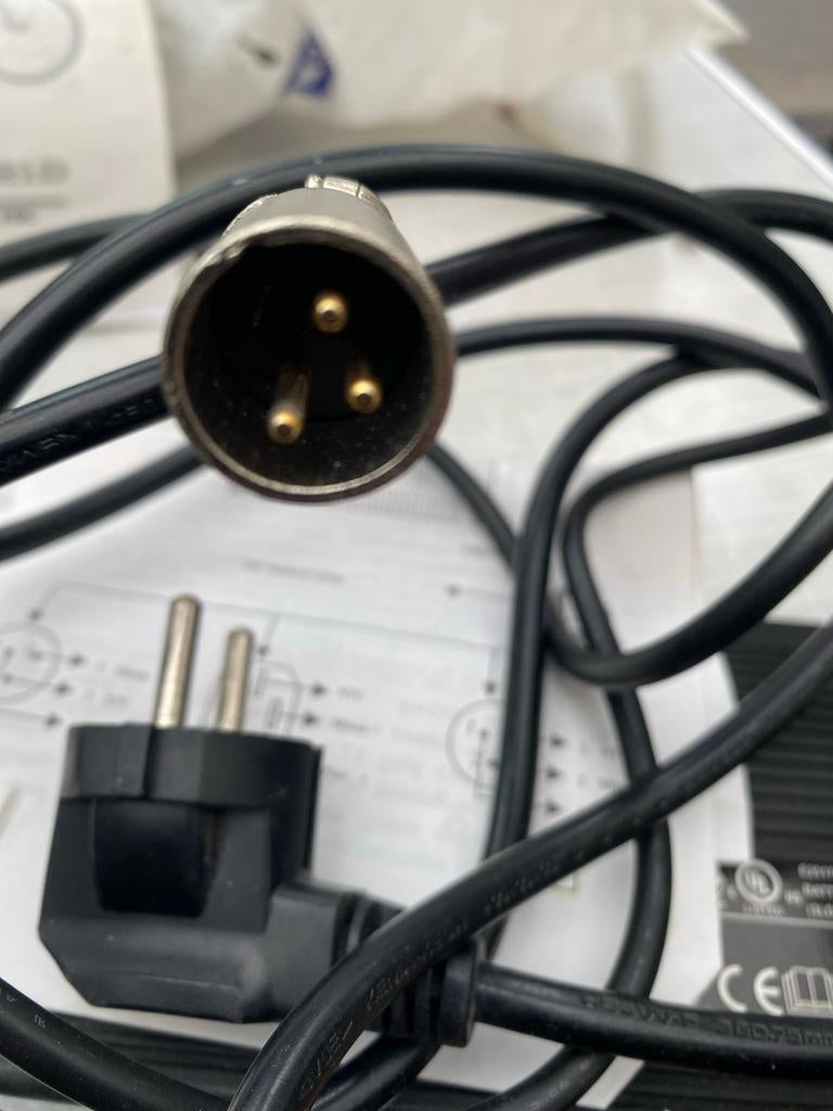 Li-ion acculader 24V/2A, Ophalen of Verzenden, Gebruikt