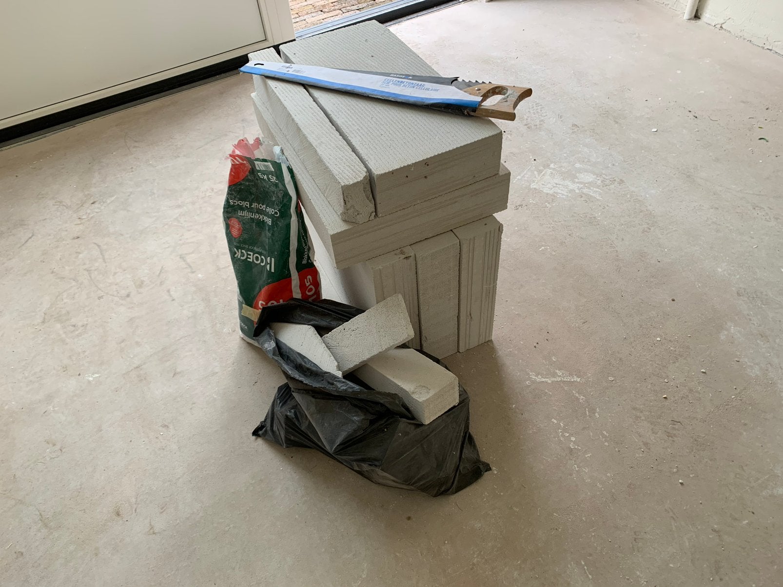 Cellenbetonblokken, lijm en zaag, Doe-het-zelf en Verbouw, Metselstenen, Ophalen, Zo goed als nieuw, Kalkzandstenen