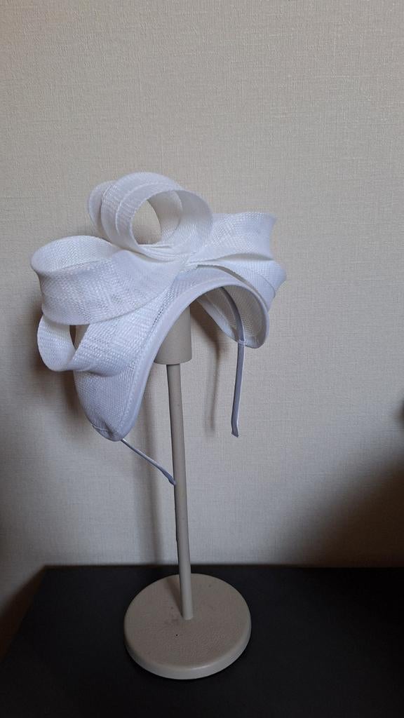 Elegante witte fascinator voor speciale gelegenheden, Kleding | Dames, Hoeden en Petten, Ophalen of Verzenden, Nieuw, One size fits all