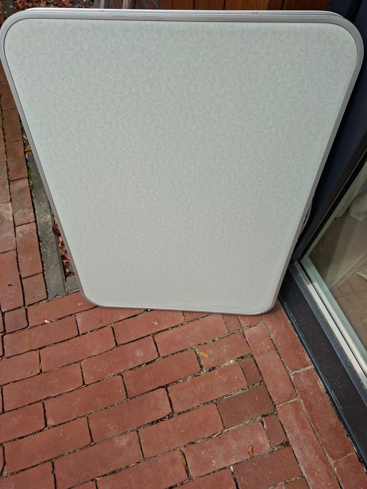 Keurige campingtafel 55x 75, Caravans en Kamperen, Kampeermeubelen, Ophalen, Zo goed als nieuw, Campingtafel