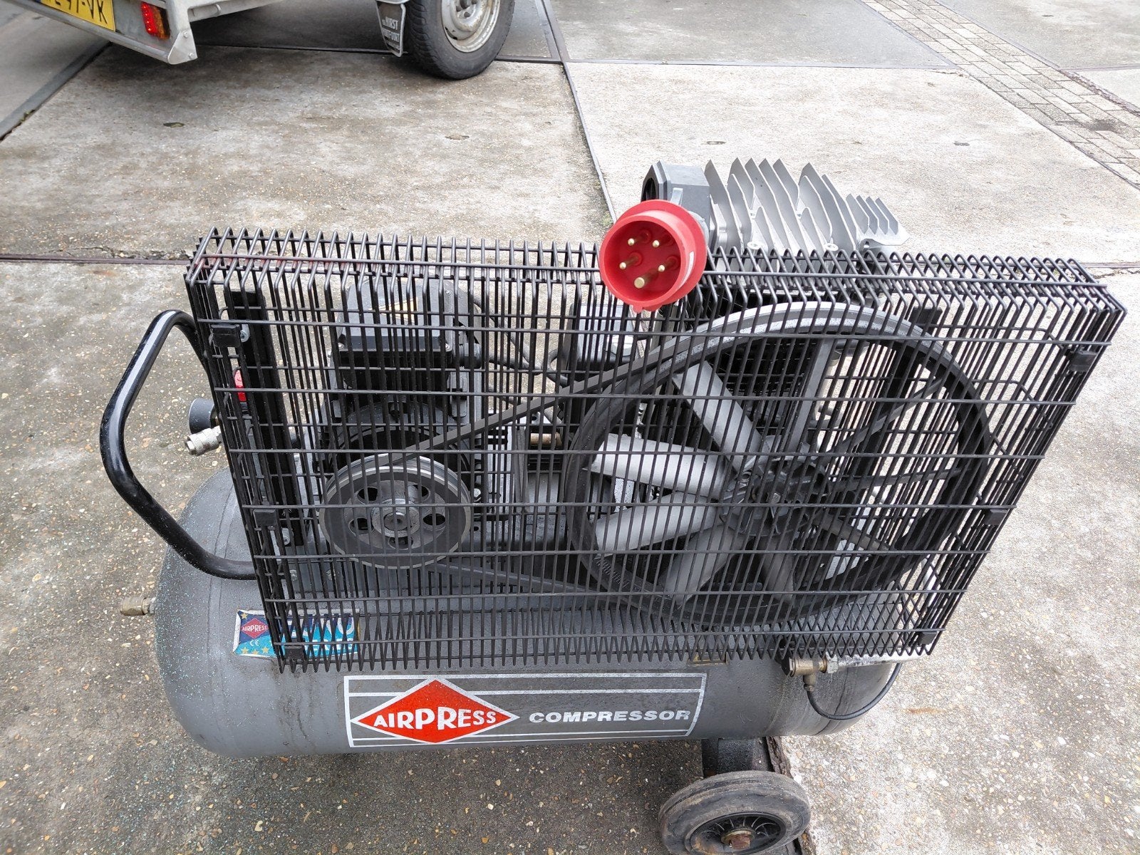 Airpress Compressor - Werkend met lichte olielekkage, Ophalen, Gebruikt, 6 tot 10 bar, 400 tot 800 liter/min