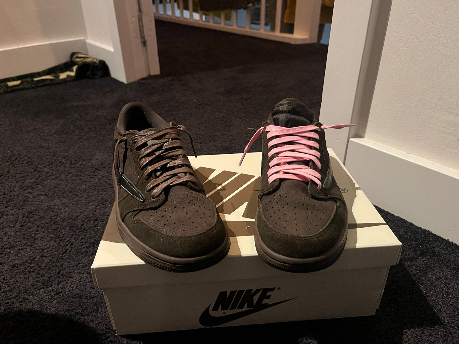 Nike Travis Scott Jordan 1 Low Reverse Mocha - Maat 38,5, Kleding | Dames, Schoenen, Ophalen of Verzenden, Nieuw, Bruin, Sneakers of Gympen