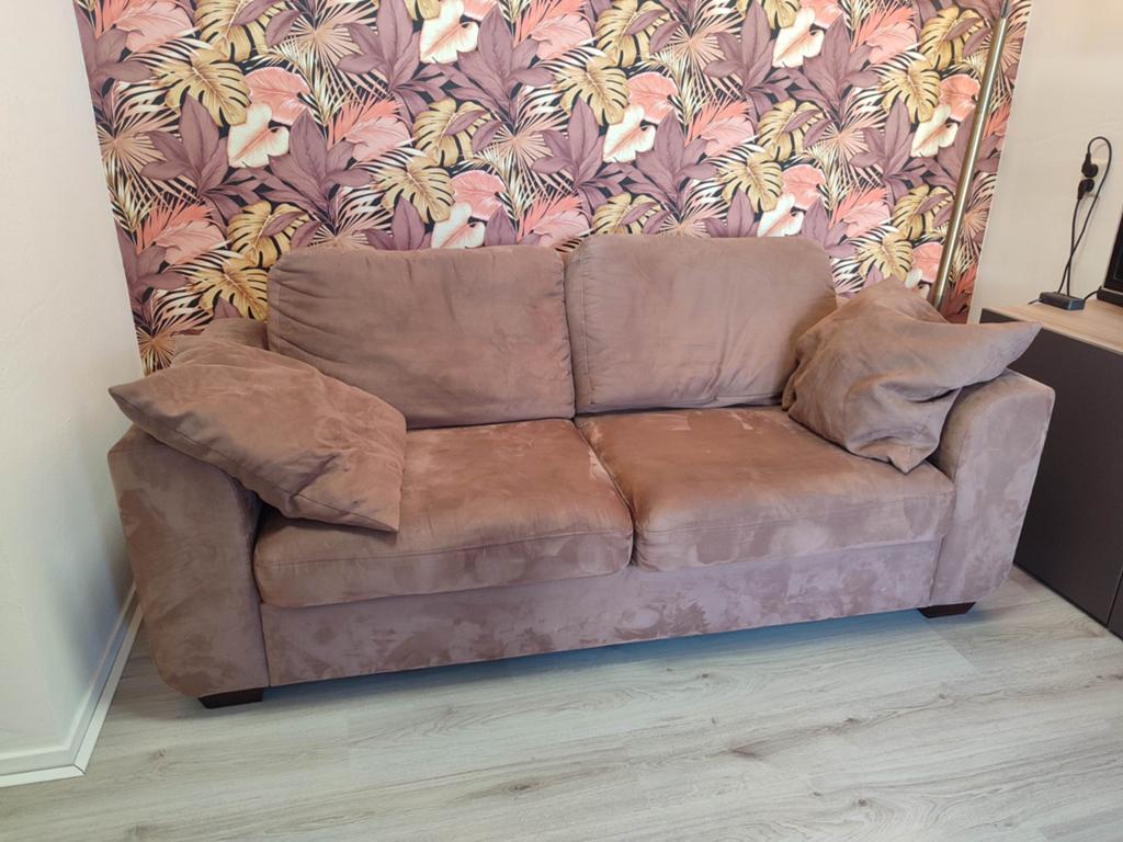 Nette comfortabele bruine 2,5 persoons bank nep suède 150cm, Huis en Inrichting, Banken | Bankstellen, Ophalen, Gebruikt, 150 tot 200 cm