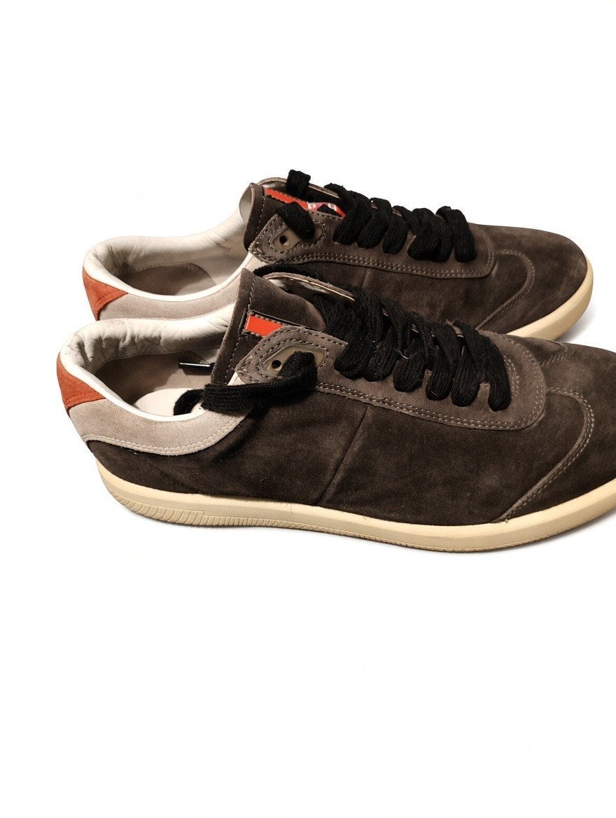 Prada Low-top sneakers suède met witte en rode accenten, Overige kleuren, Ophalen of Verzenden, Sneakers of Gympen, Prada
