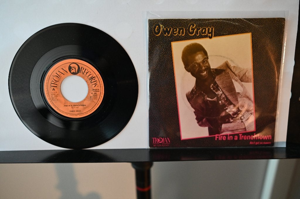 Single 1979 Owen Gray     Fire in a Trenchtown, Cd's en Dvd's, 7 inch, Ophalen of Verzenden, Zo goed als nieuw, Reggae en Ska