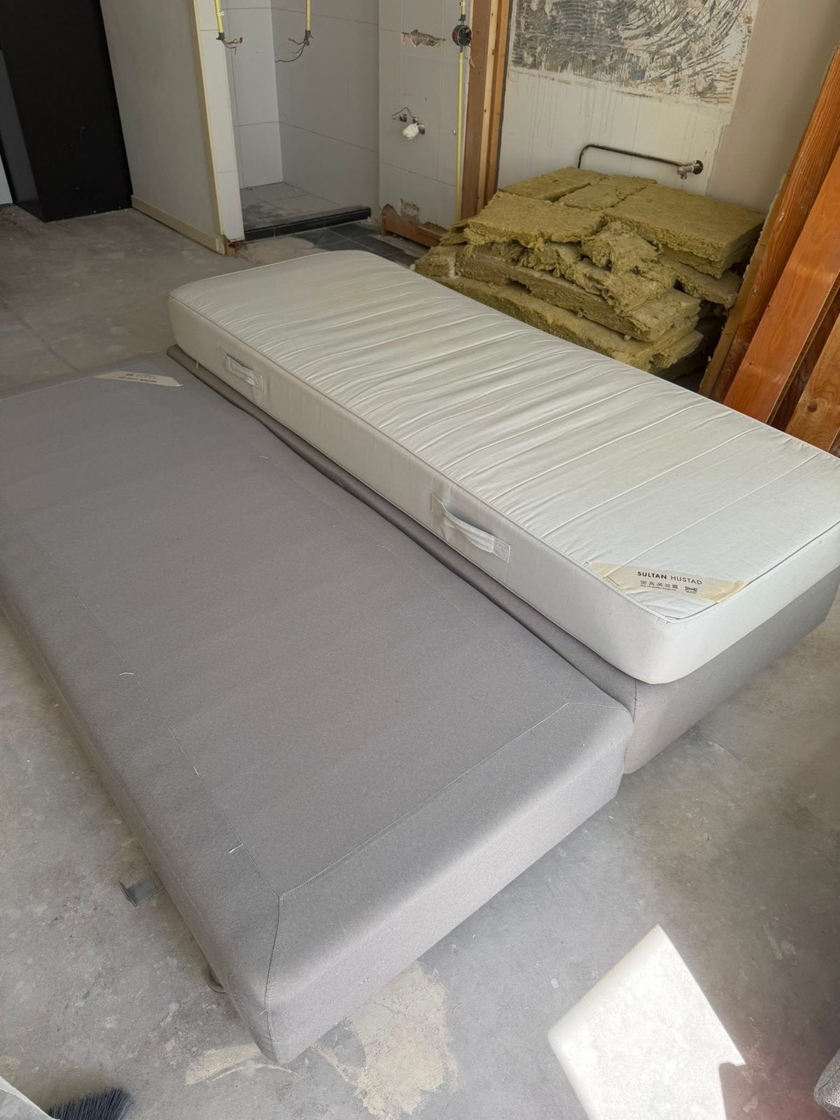 Twee eenpersoonsbedden met matrassen - IKEA Sultan Hustad, Huis en Inrichting, Gebruikt, 90 cm, Eenpersoons, Ophalen of Verzenden