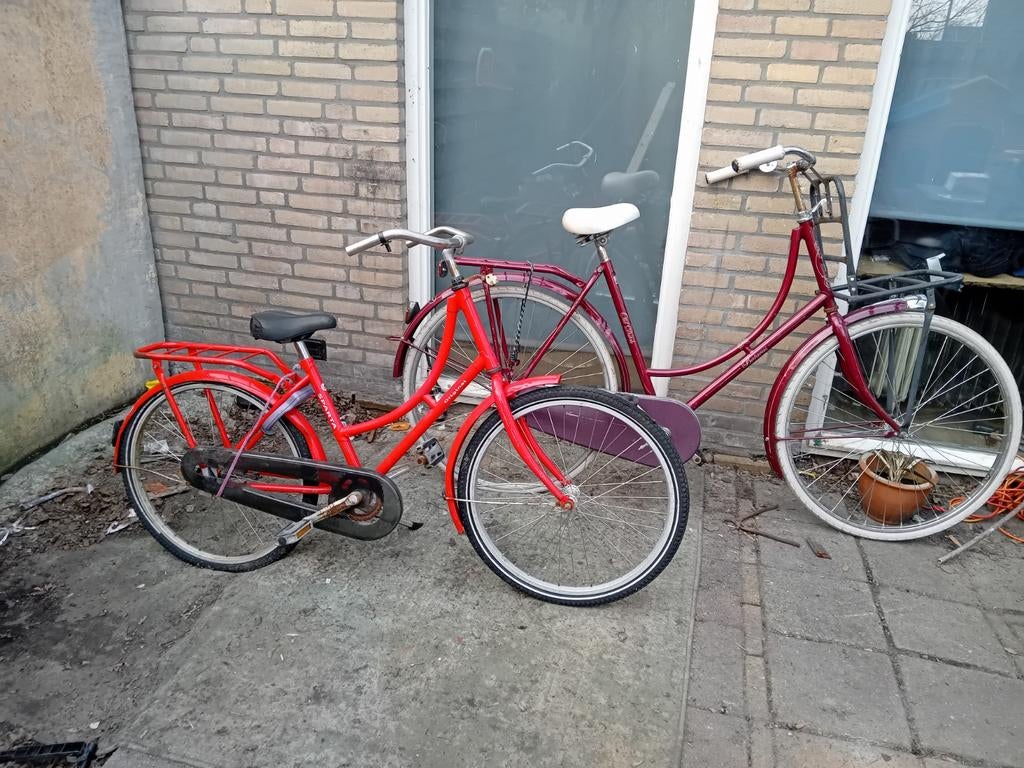 2 oma fietsen : Rode en Bordeauxrode, Fietsen en Brommers, Fietsen | Dames | Damesfietsen, Ophalen of Verzenden, Gebruikt, Overige merken