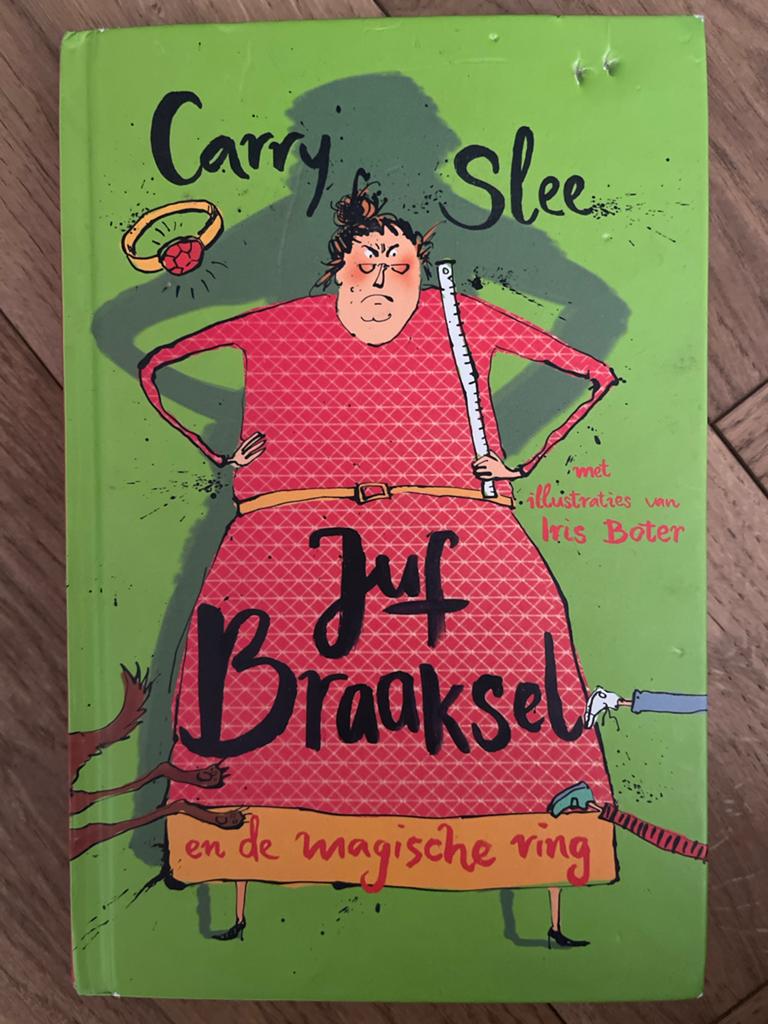 Juf Braaksel en de magische ring - Carry Slee, Ophalen of Verzenden, Zo goed als nieuw, Fictie