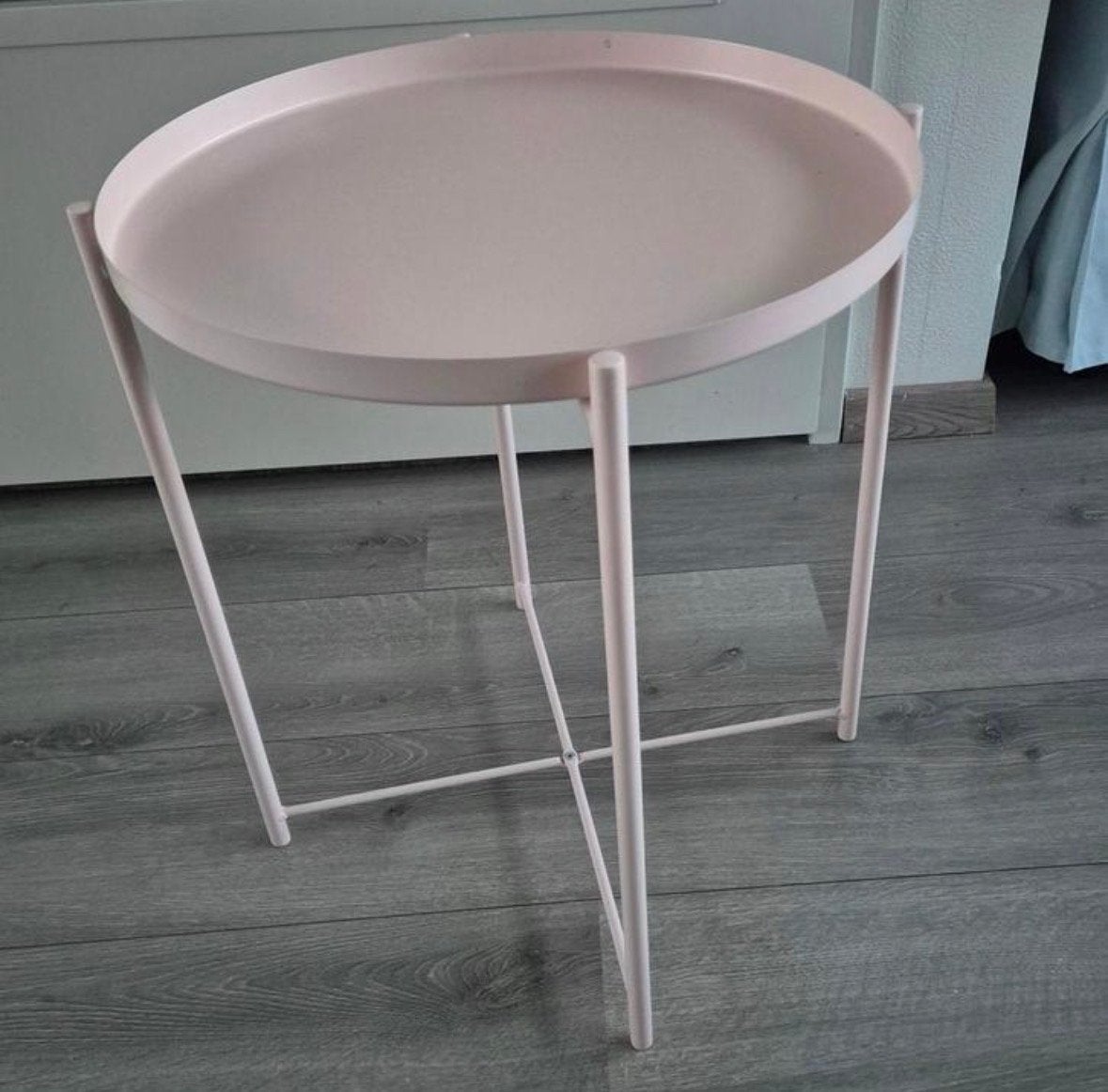 IKEA Gladom bijzettafel, lichtroze, 45x53 cm, Huis en Inrichting, Minder dan 55 cm, Gebruikt, Metaal of Aluminium, Rond