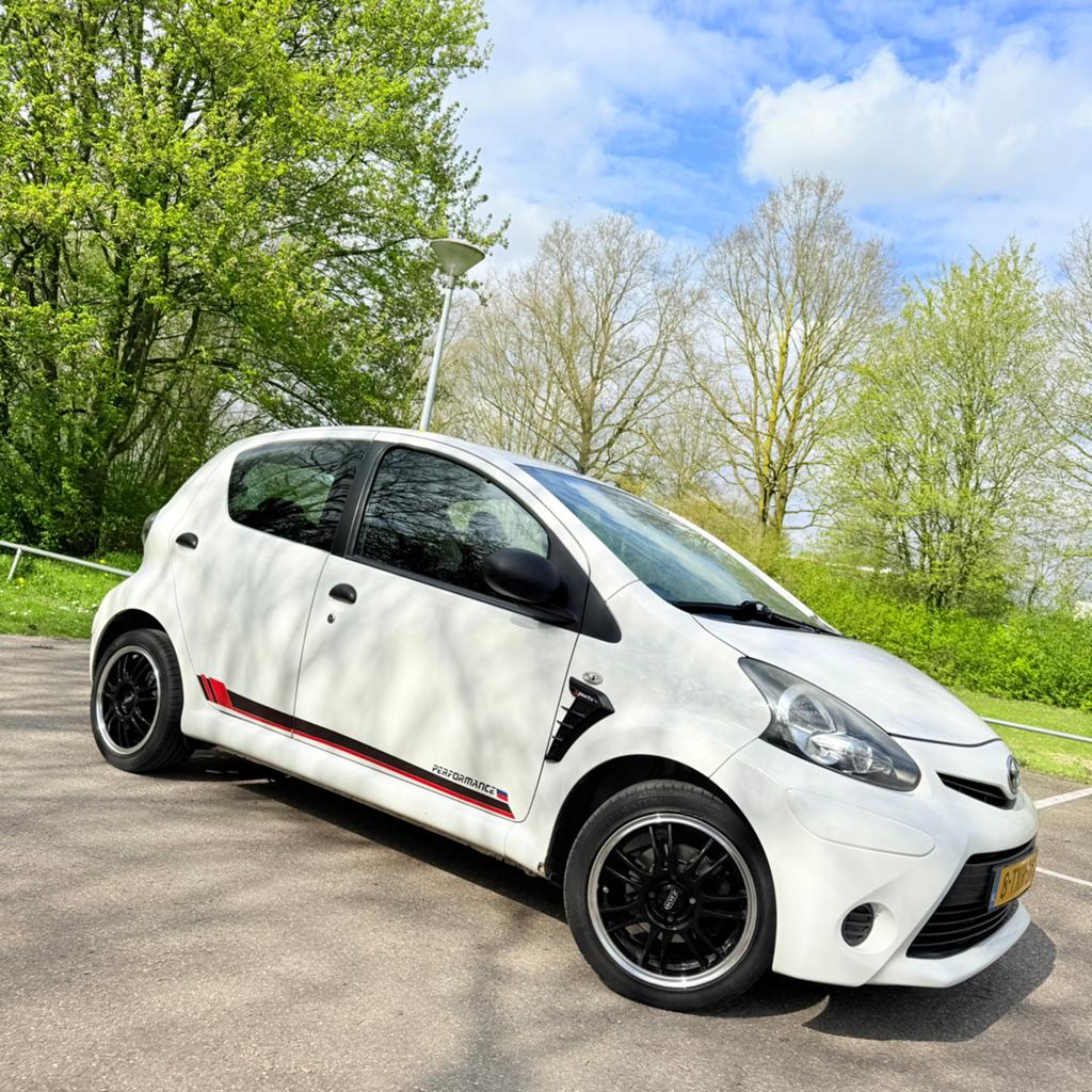 Toyota Aygo 1.0 12V Vvt-i 5DRS 2014 Wit, Voorwielaandrijving, Stof, Zwart, 4 stoelen