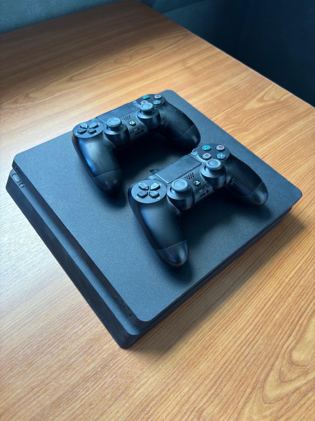 Playstation PS4 Slim 500GB met 2 controllers, Spelcomputers en Games, Spelcomputers | Sony PlayStation 4, Ophalen, Met 2 controllers