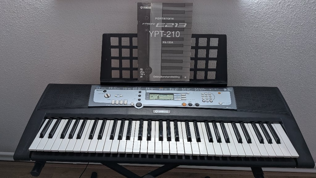 Yamaha keyboard PSR-E213 piano / keyboard, Muziek en Instrumenten, Ophalen, 61 toetsen, Zo goed als nieuw, Midi-aansluiting