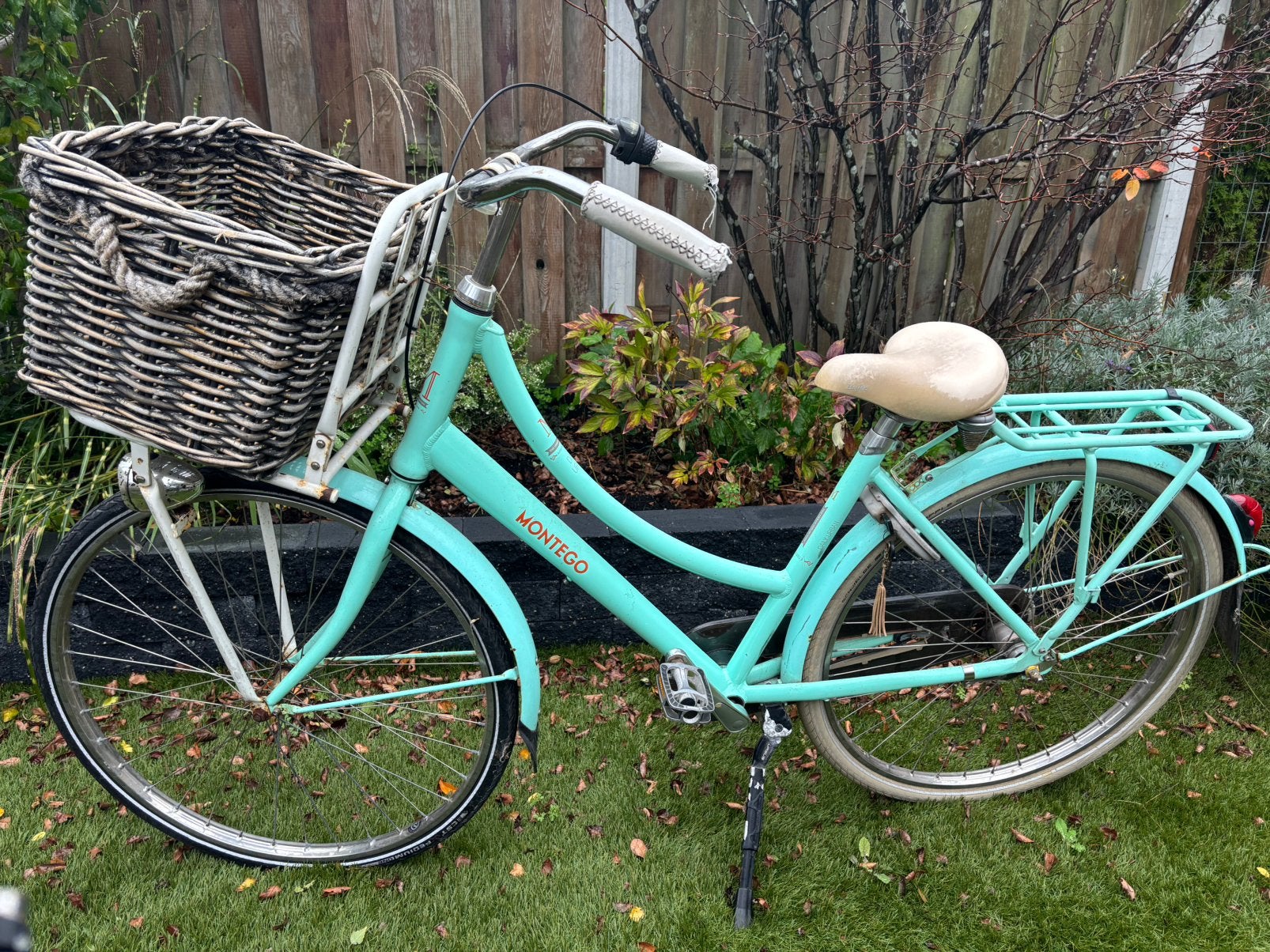 Damesfiets 28 inch Montego, Fietsen en Brommers, Ophalen, Terugtraprem, Gebruikt, Versnellingen