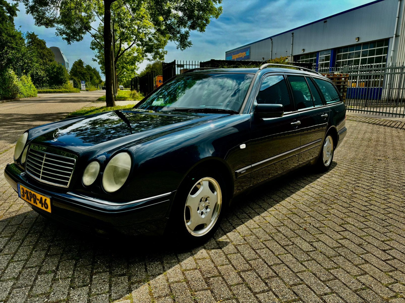 Mercedes-Benz E320 LPG-G3 1998 avantgarde, Auto's, Automaat, Achterwielaandrijving, Zwart, Blauw