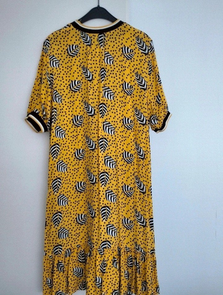 Koton Jurk Maat 40 Geel met Bladprint, Kleding | Dames, Maat 38/40 (M), Geel, Ophalen of Verzenden, Zo goed als nieuw