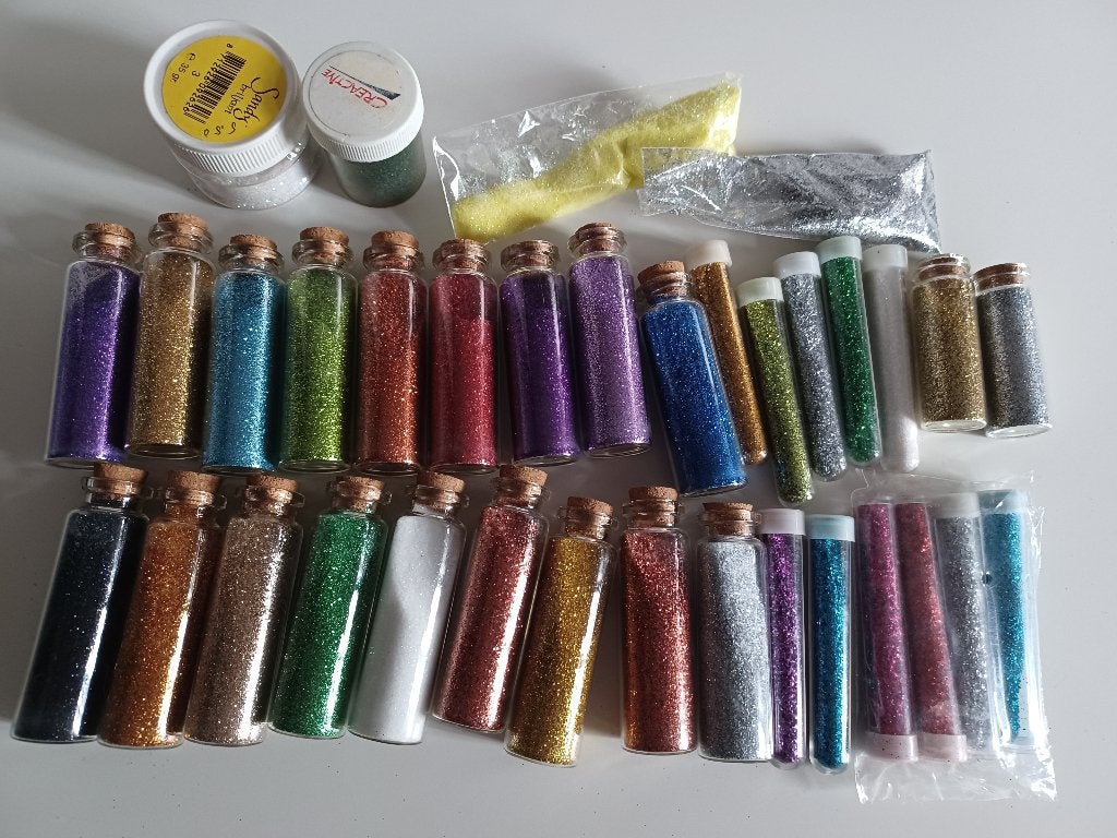 Hobbymateriaal glitters en zakje klosjes met draad., Ophalen of Verzenden, Zo goed als nieuw, Overige typen