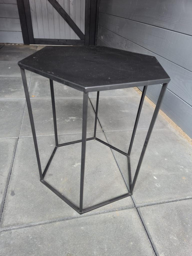Zeshoekige bijzettafel van metaal, zwart, 45 tot 60 cm, Minder dan 55 cm, Gebruikt, Metaal of Aluminium