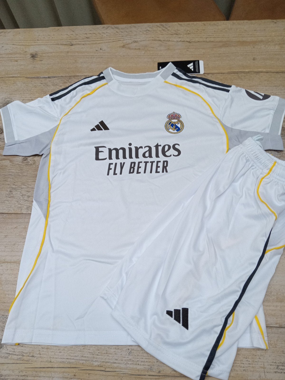 Real Madrid tenue voor kinderen - Maat 98-104 - Nieuw, Sport en Fitness, Voetbal, Nieuw, Ophalen of Verzenden