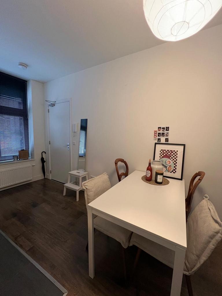 Witte eettafel zonder stoelen - Modern en compact, Huis en Inrichting, Tafels | Eettafels, Ophalen, Overige materialen, Gebruikt