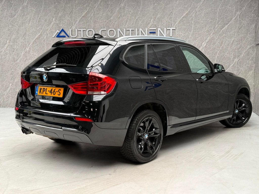 BMW X1 XDrive28i 245 PK / Onderhouden / Panorama / APK, Auto's, BMW, Gebruikt, 4 cilinders, 2000 kg, Zwart