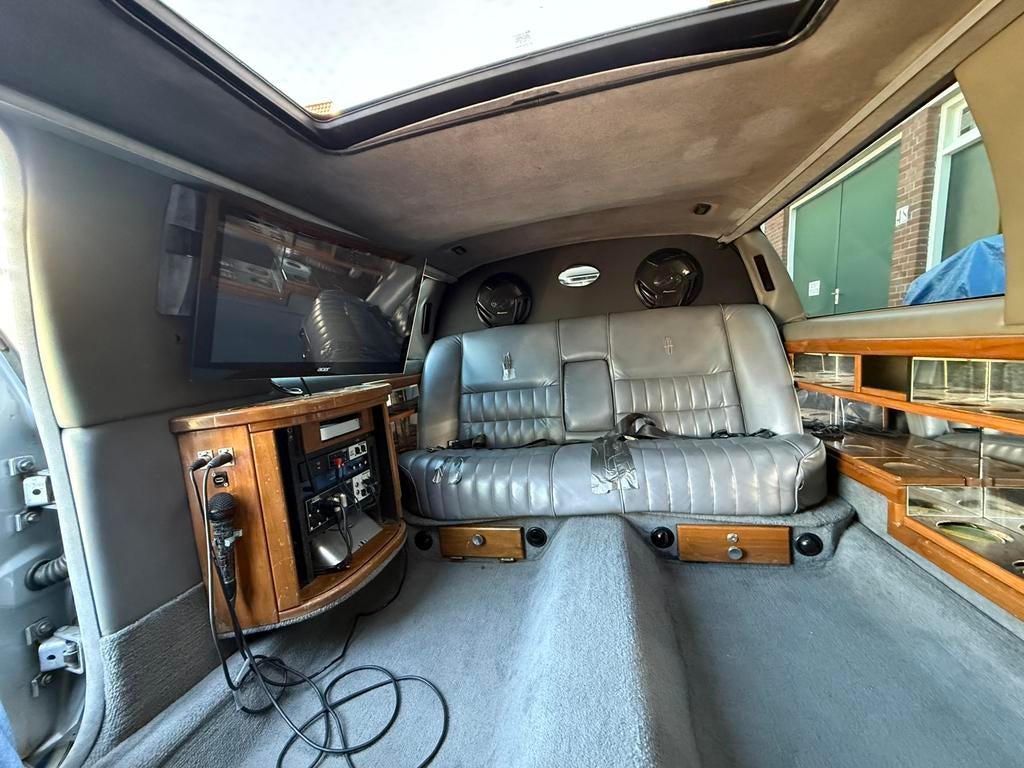 Limo groen/geel Lincoln  Towncar met karaoke installatie, Auto's, Automaat, Leder, Adaptive Cruise Control, Grijs